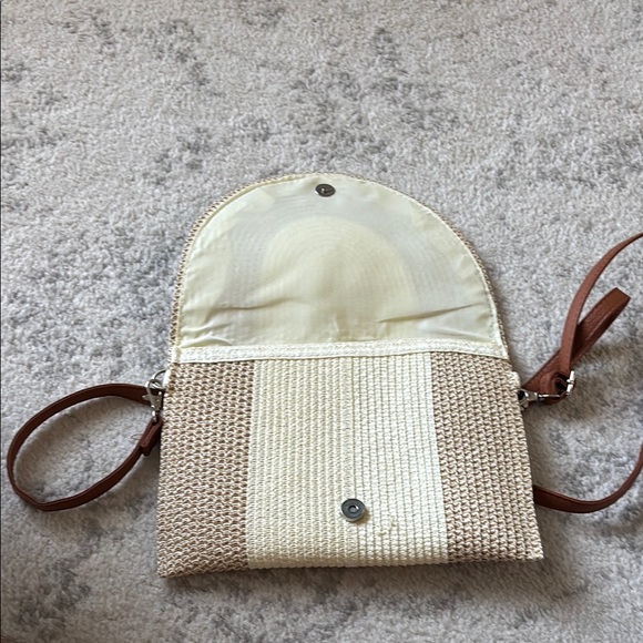 Elegant Tan and Cream Woven Clutch - Picture 2 of 3